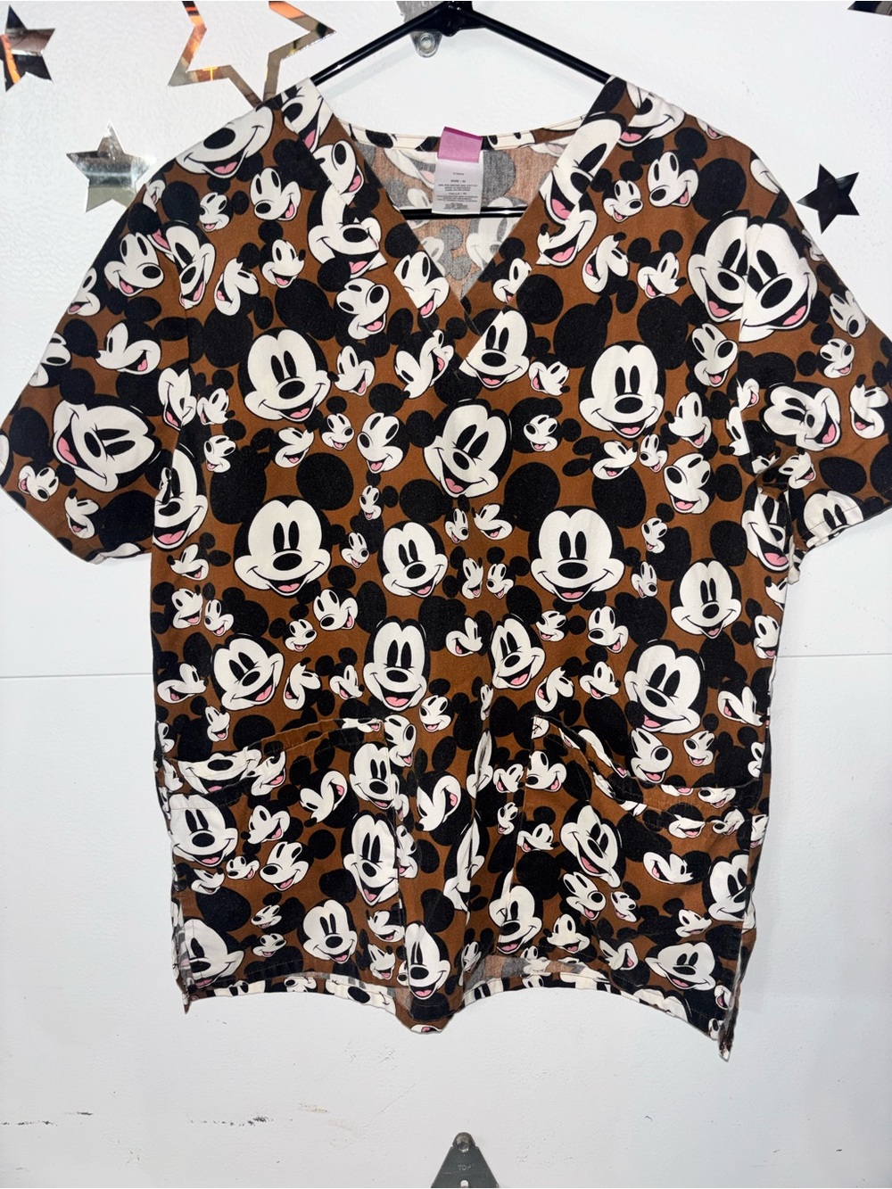 Disney Mickey Mouse Scrub
Top Shirt Brown All Over Print
SZ M Nursing Nurse Vet